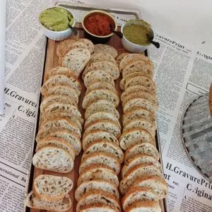 ברוסקטות לצד 3 מטבלים