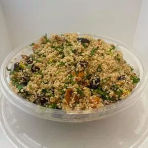 סלט קינואה אנטיפסטי בקערה
